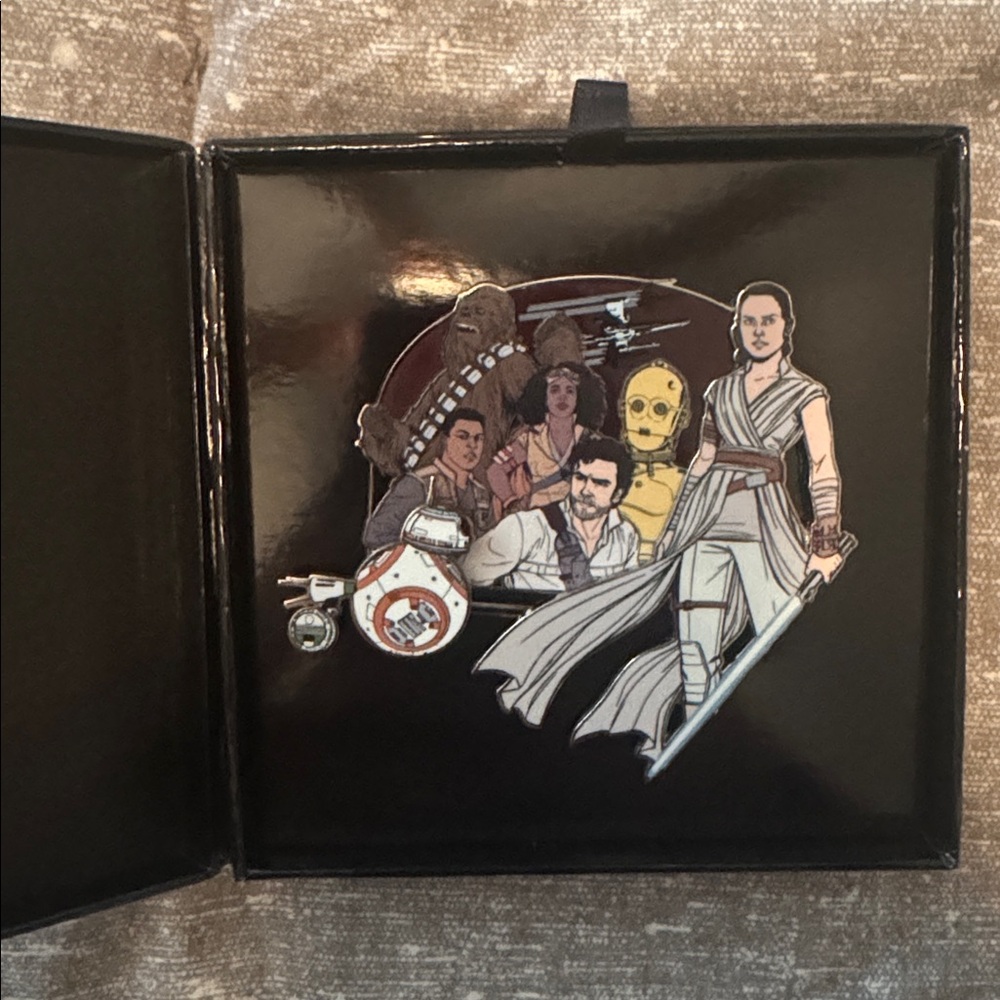 Star Wars: The Rise of Skywalker Collectible Box with pin - Picture 2 of 2